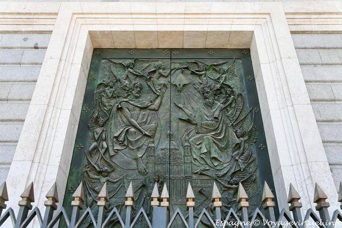Madrid puerta de la catedral (S. María de la Almudena) - España