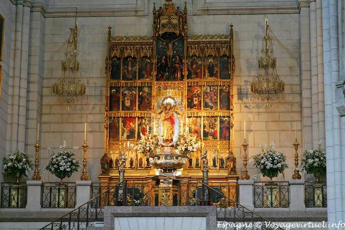 Madrid catedral retablo (Santa María la Real de la Almudena) - España