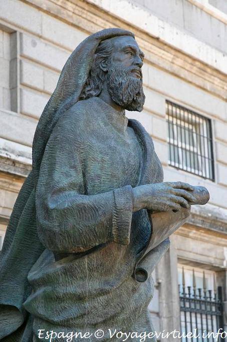 Madrid estatua catedral (Santa María la Real de la Almudena) - España