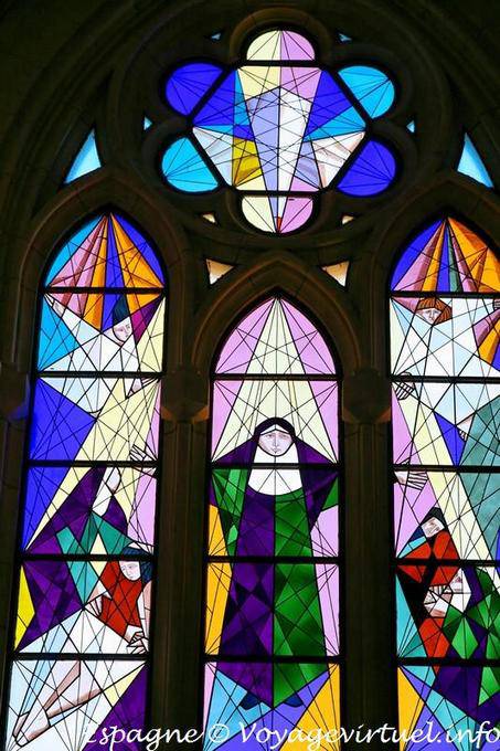 Madrid catedral ventana moderna (Santa María la Real de la Almudena) - España