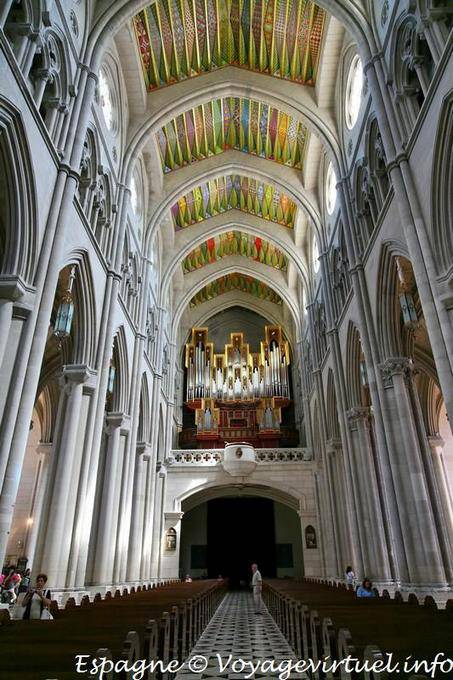 Catedral de Madrid con vistas a la nave (S. María de la Almudena) - España