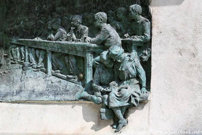 Madrid Atocha, detalle de una escultura - España