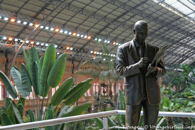 Madrid Atocha Estacion, Estatua y escalera mecánica - España