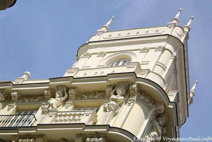 Edificio Calle Hileras, fachada menor, Calle Arenal, Madrid - España