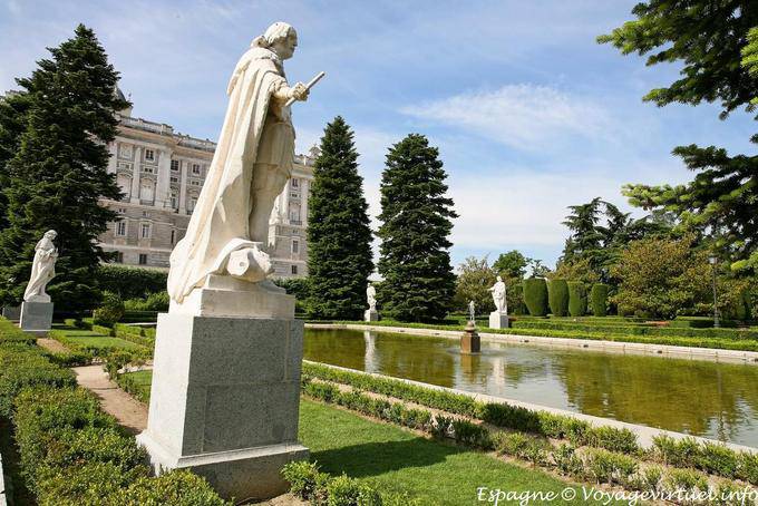 Madrid, los Jardines de Sabatini Estatuaria - España