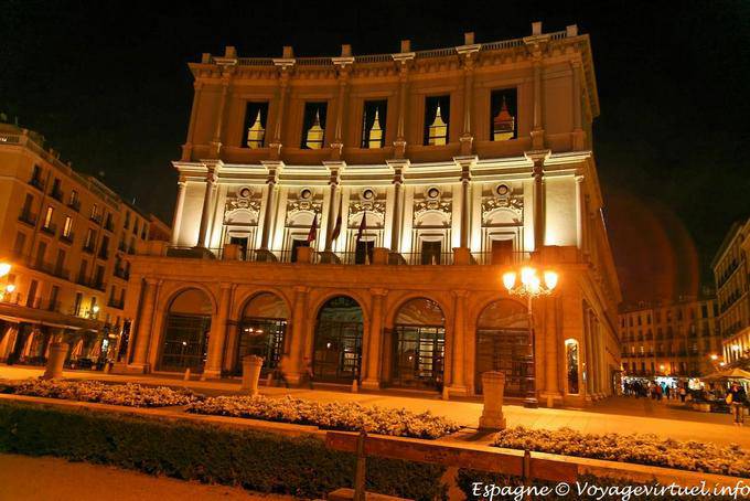 Teatro Real visto por la noche, Opera, Madrid - España