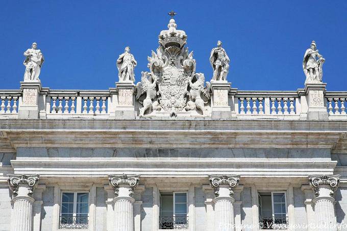 Esculturas y armas de España, fachada del Palacio Real, Madrid - España