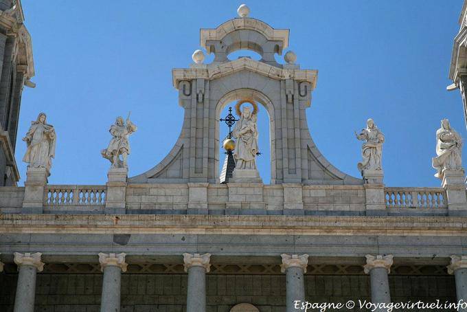Por encima de la entrada principal de la Catedral de la Almudena, Calle Baillén, Madrid - España