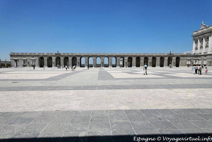 Enorme patio del Palacio Real, el Palacio Real, Madrid - España