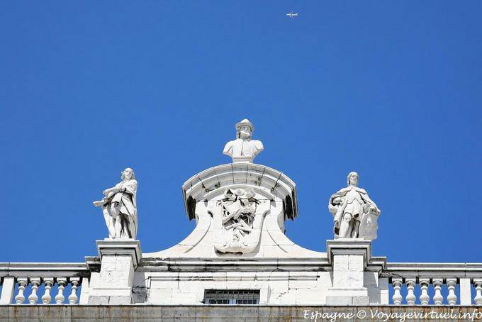 Madrid, Palacio Real, los aviones en el cielo - España