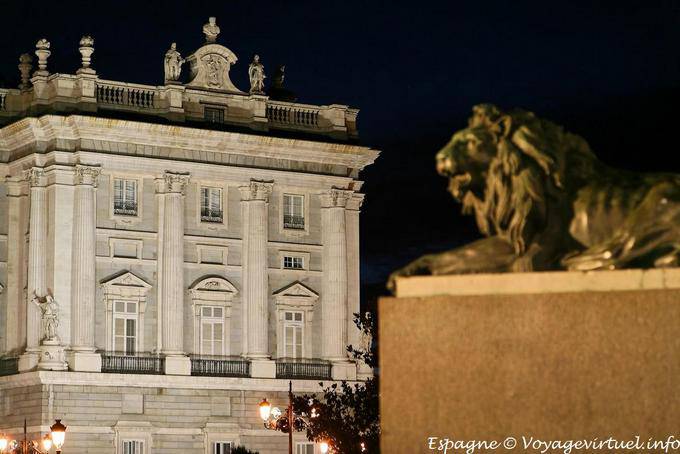 Madrid, Palacio Real de la noche con el león - España