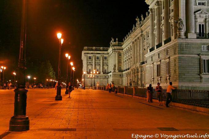 Madrid, Palacio Real, caminata nocturna - España