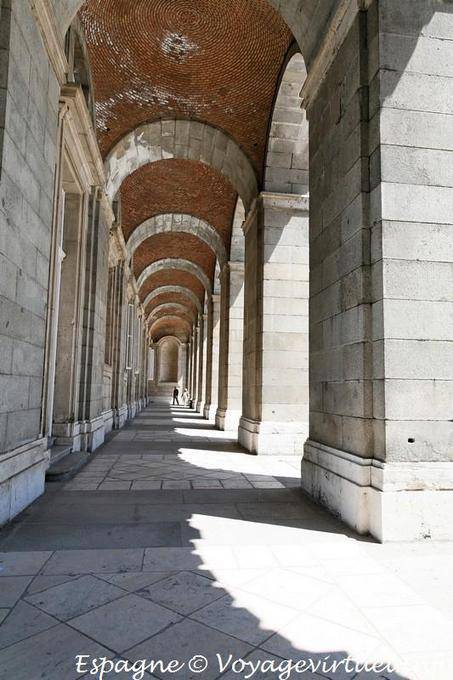 Madrid, Palacio Real, bajo las arcadas - España