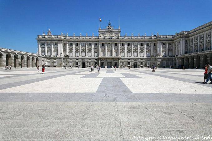 Madrid, Palacio vista frontal real en el patio - España