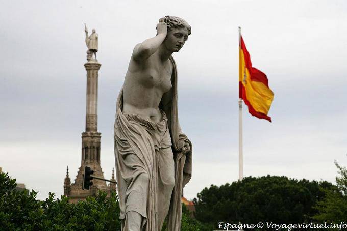 Estatua delante del monumento a Colón, Plaza de Colón, Madrid - España