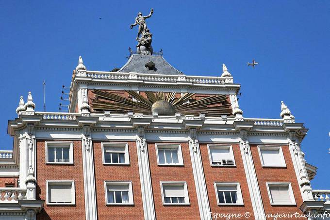 Madrid, Plaza de España, ladrillos y UFO - España