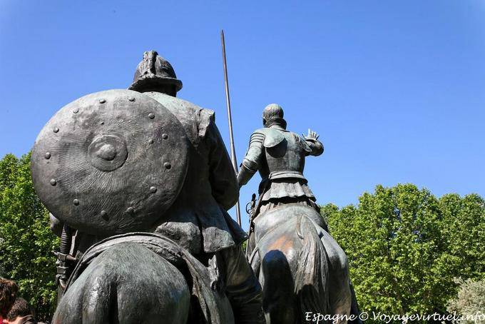 Don Quijote y Sancho Panza visto desde atrás, Plaza de España, Monumento a Cervantes, Madrid - España