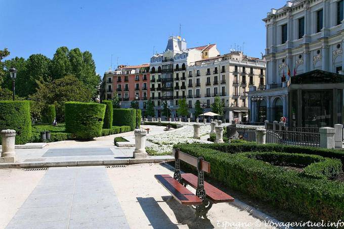 Madrid, Plaza de Oriente, calma y voluptuosidad de Lujo - España