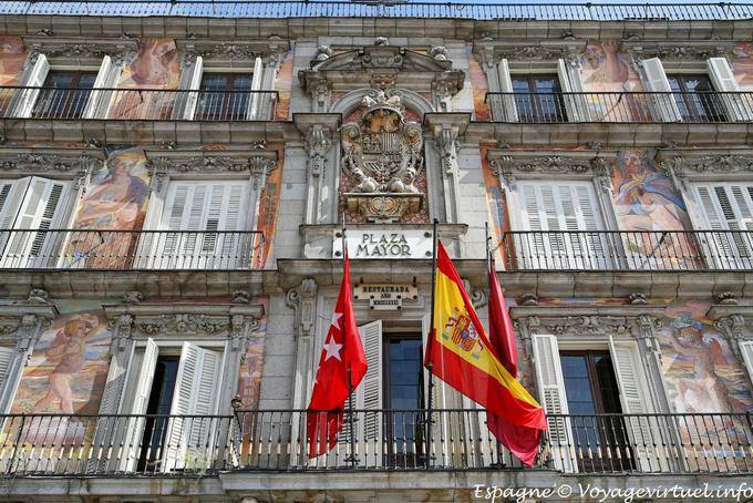 Madrid, Plaza Mayor, banderas y escudo - España