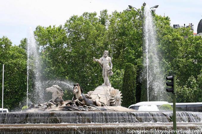 Fuente en la Plaza de las Cortes, Prado, Madrid - España