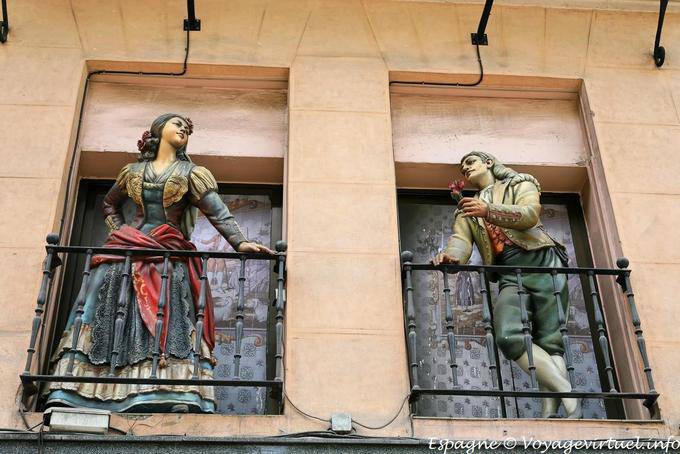 Romance en la ventana en el Paseo del Prado, Madrid - España