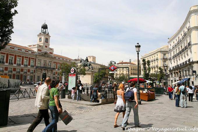 Madrid, Puerta del Sol con vistas a la Real Casa de Correos - España