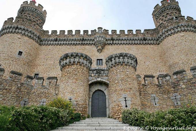 Manzanares el Real, fachada princicpale del castillo del siglo XV - España