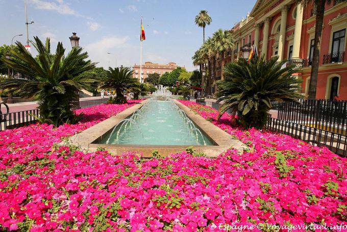 Murcia, jardín en frente de la Casa Consistorial - España