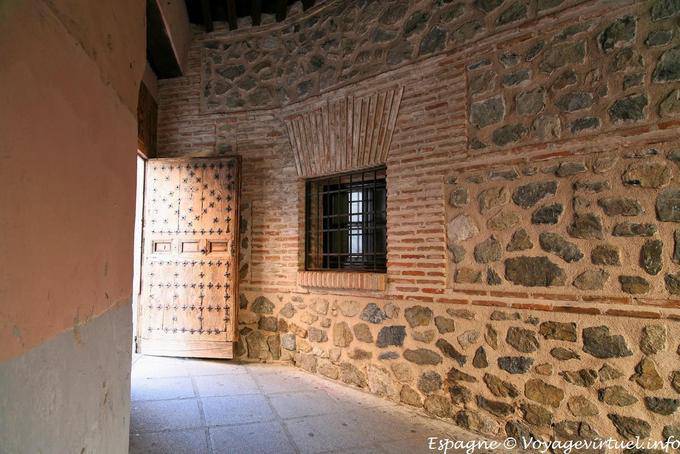 Pasaje y tachonado de la puerta, Toledo - España