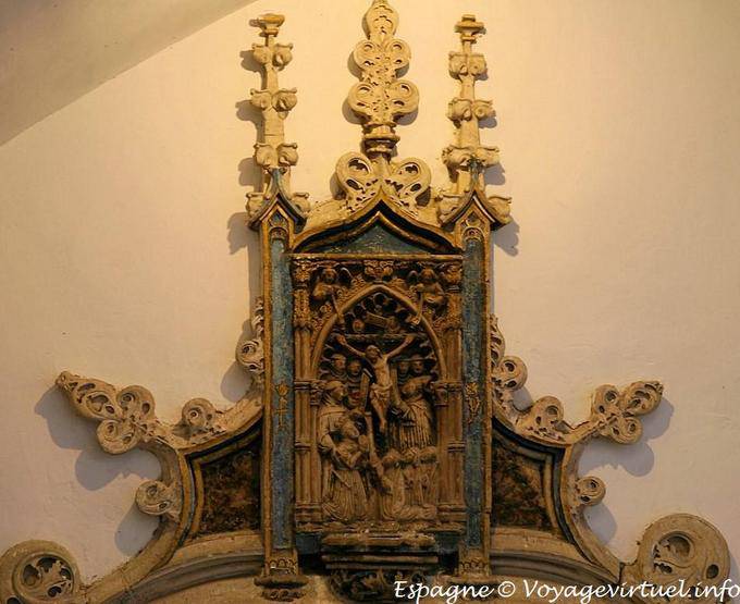Alabastro policromado con reina Isabel en hábito franciscano orar a Cristo crucificado, con sus tres hijas, Monasterio de San Juan de los Reyes, Toledo - España