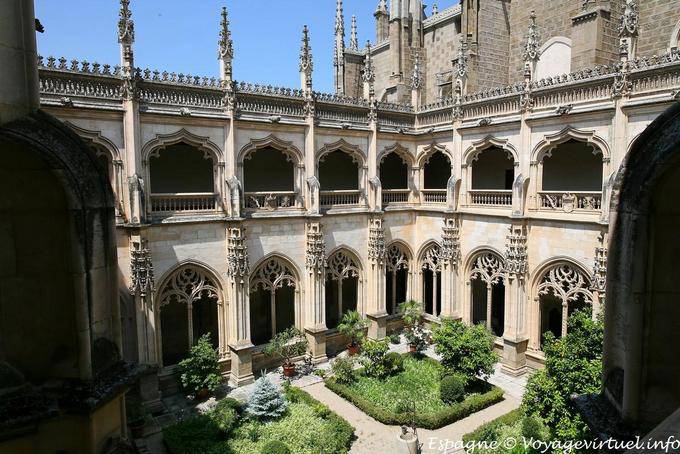 Vista interior jardín del claustro de la primera planta, el Monasterio de San Juan de los Reyes, Toledo - España