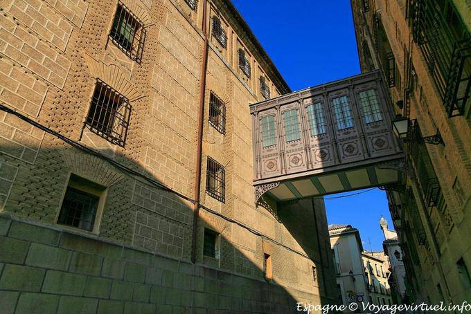 Toledo, cruzando suspendido en la calle Colegio Doncellas - España