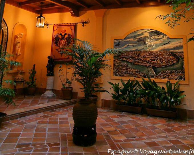 Reproducción de la ciudad, en la pared de un patio en Toledo - España