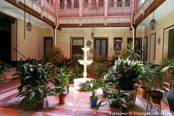 Toledo, Patio con fuente - España