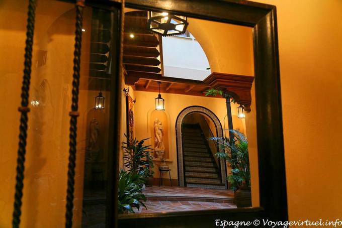 Toledo, Patio, espejo - España