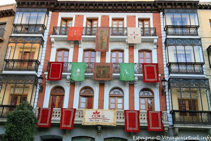 Preparativos festivos en una fachada, Plaza de Zocodover, Toledo - España