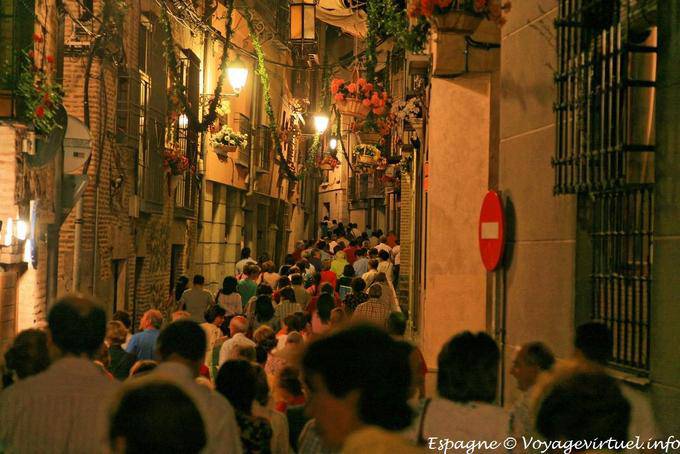 Multitud en la procesión de la calle de noche en Toledo - España