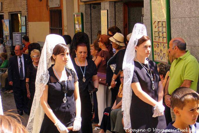 Los devotos vistiendo mantillas blancas, procesión en Toledo - España