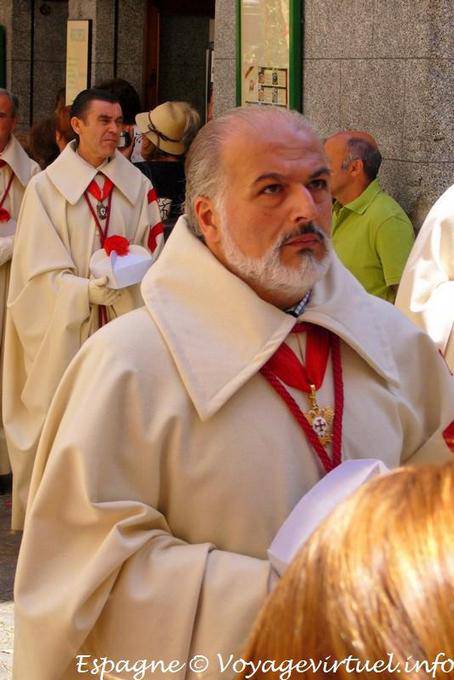 Los miembros de la Hermandad procesión en Toledo - España