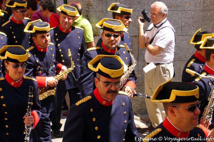 Procesión de músicos procesión en Toledo - España