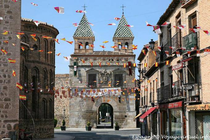 Vista desde el interior de las murallas, Puerta Nueva de Bisagra, Toledo - España