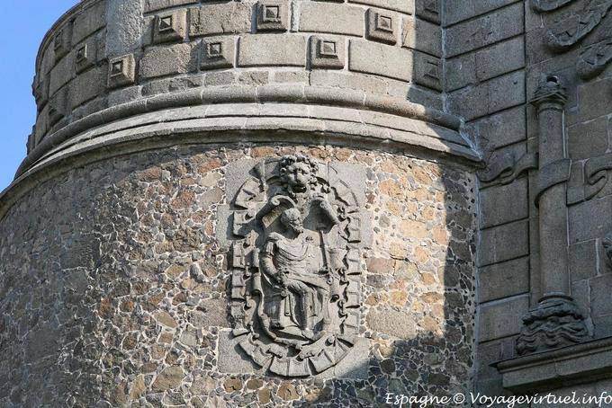Toledo, tallando la Puerta Nueva de Bisagra - España