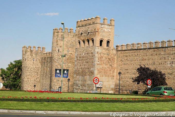 Toledo, paredes Puerta Nueva Bisagra - España