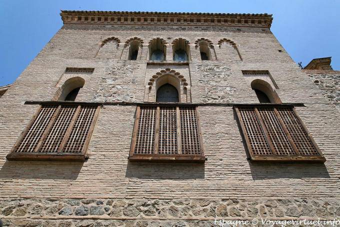 Una fachada de Sinagoga del Tránsito, Toledo - España