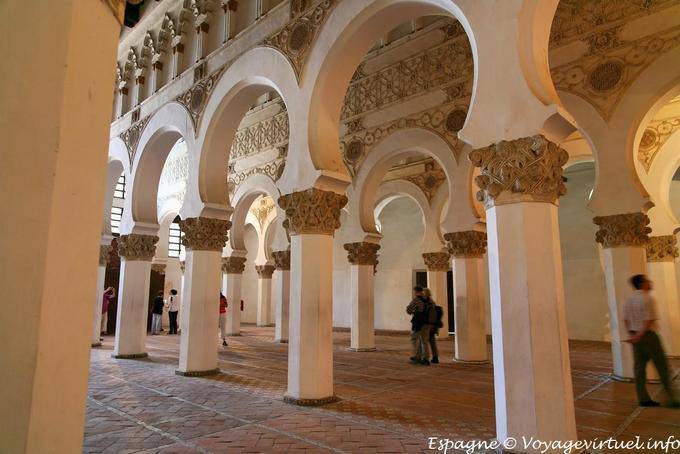 Pilares que sostienen arcos de herradura Sinagoga de Santa María la Blanca, Toledo - España