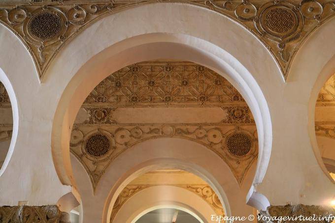 Frisos decoración geométrica, la Sinagoga de Santa María la Blanca, Toledo - España
