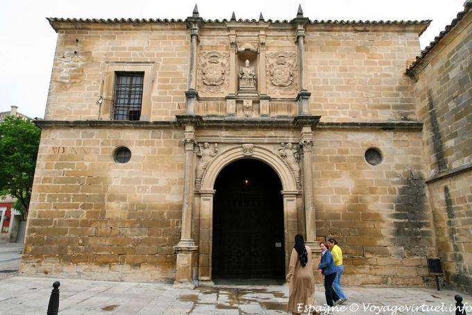 Úbeda, frontón de la iglesia de San Pedro - España