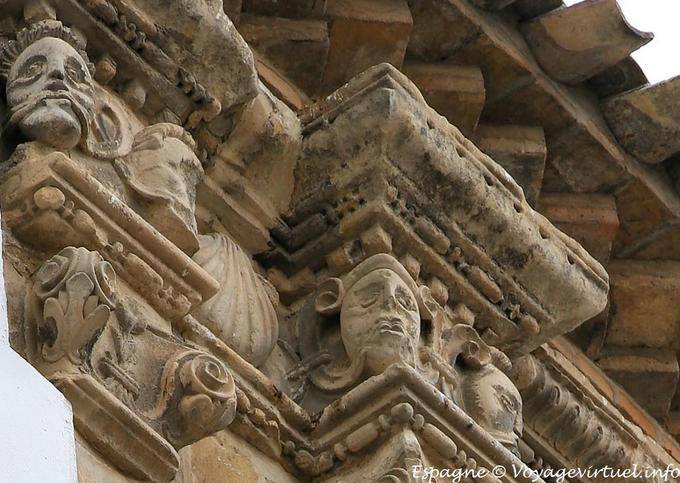 Úbeda, primer plano en la cima de la columna - España