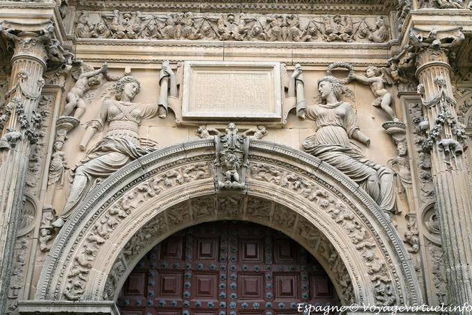 Úbeda, por encima de la portal del frontón, Sacra Capilla - España