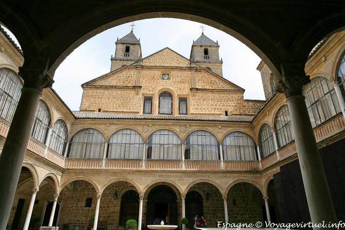 Úbeda, Patio del Hospital de Santiago - España